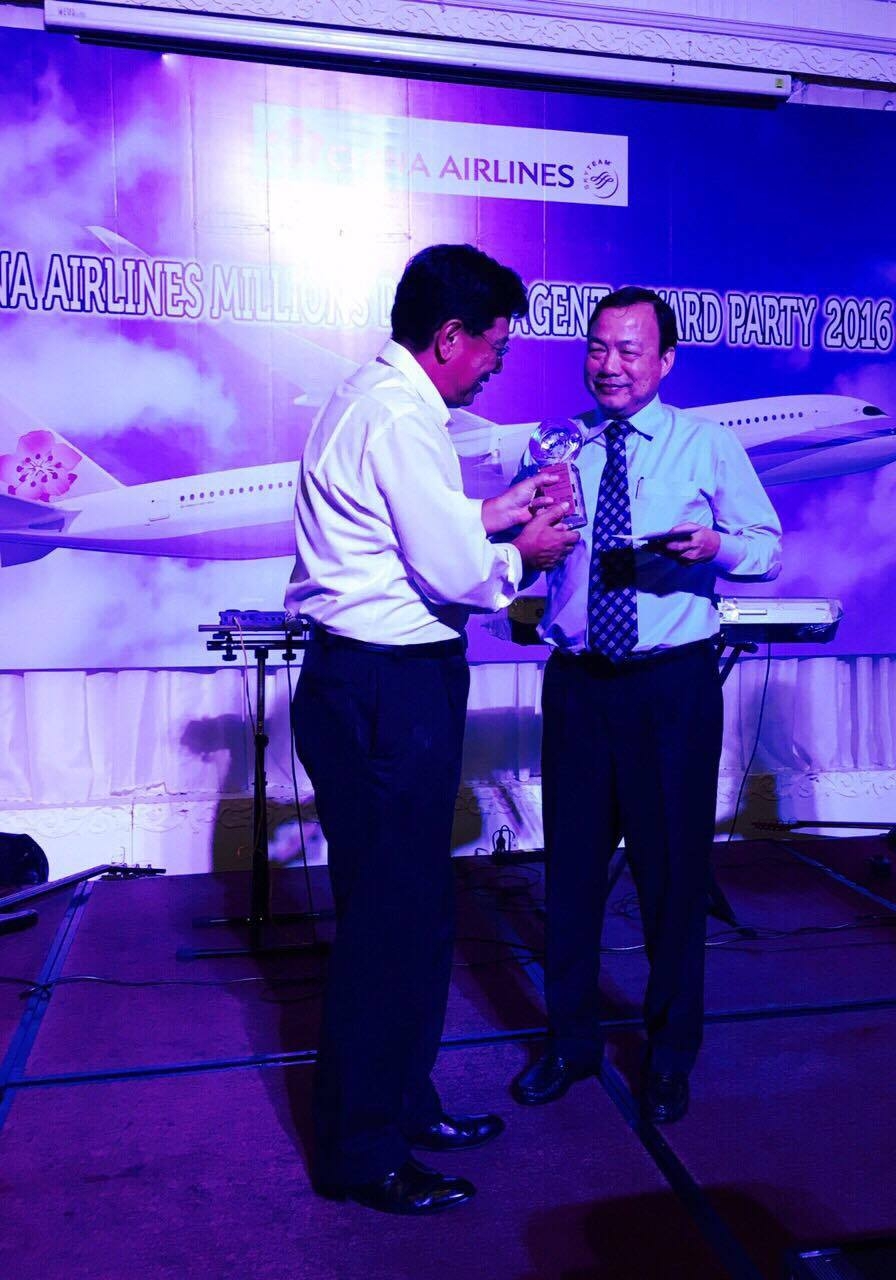 Hil Receive China Airlines Award